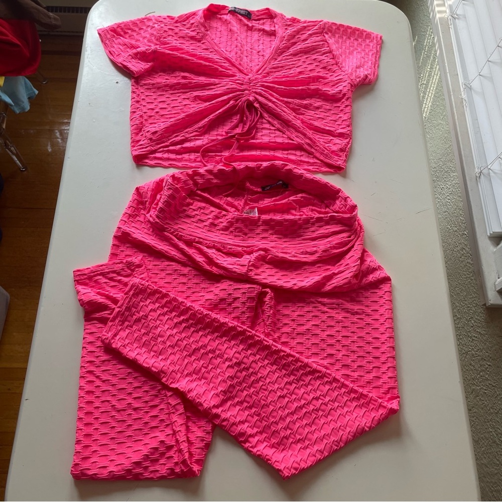 Neon Pink 2-piece fitted leggings & crop top